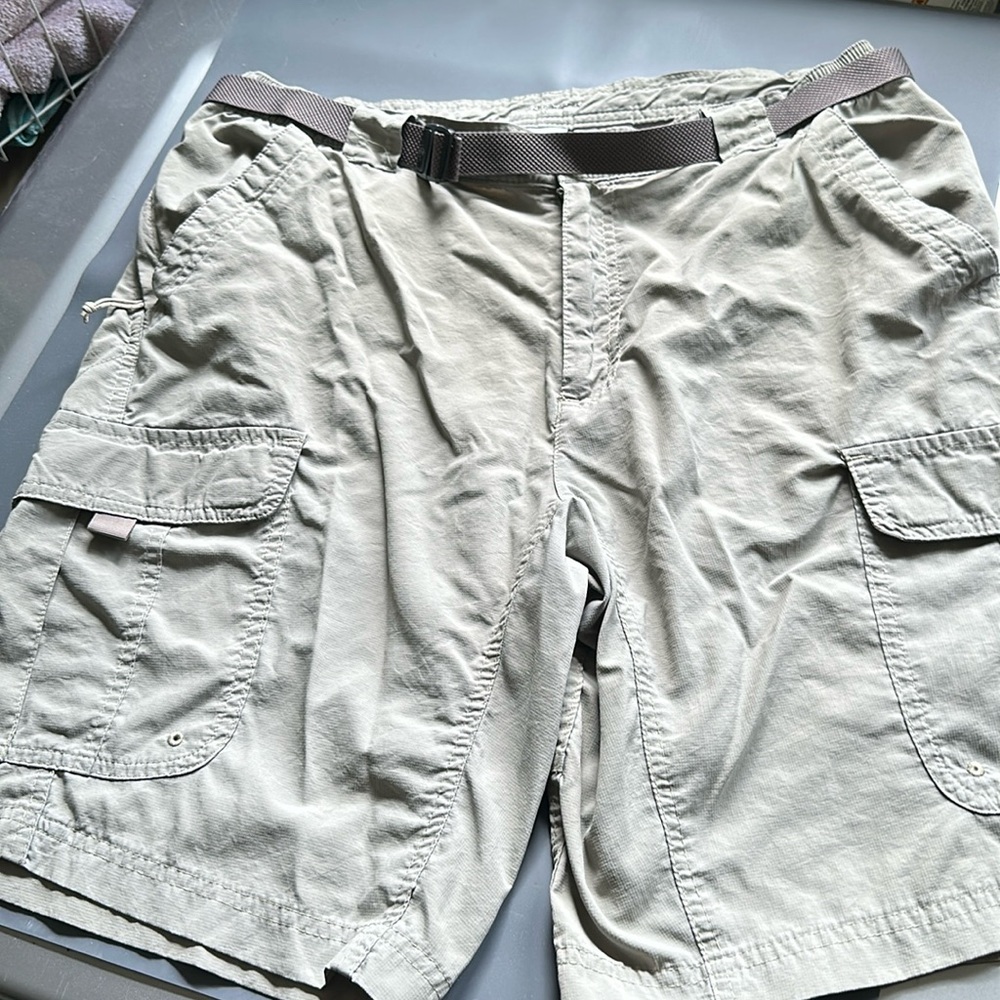 Columbia lightweight cargo Omni Wick shorts